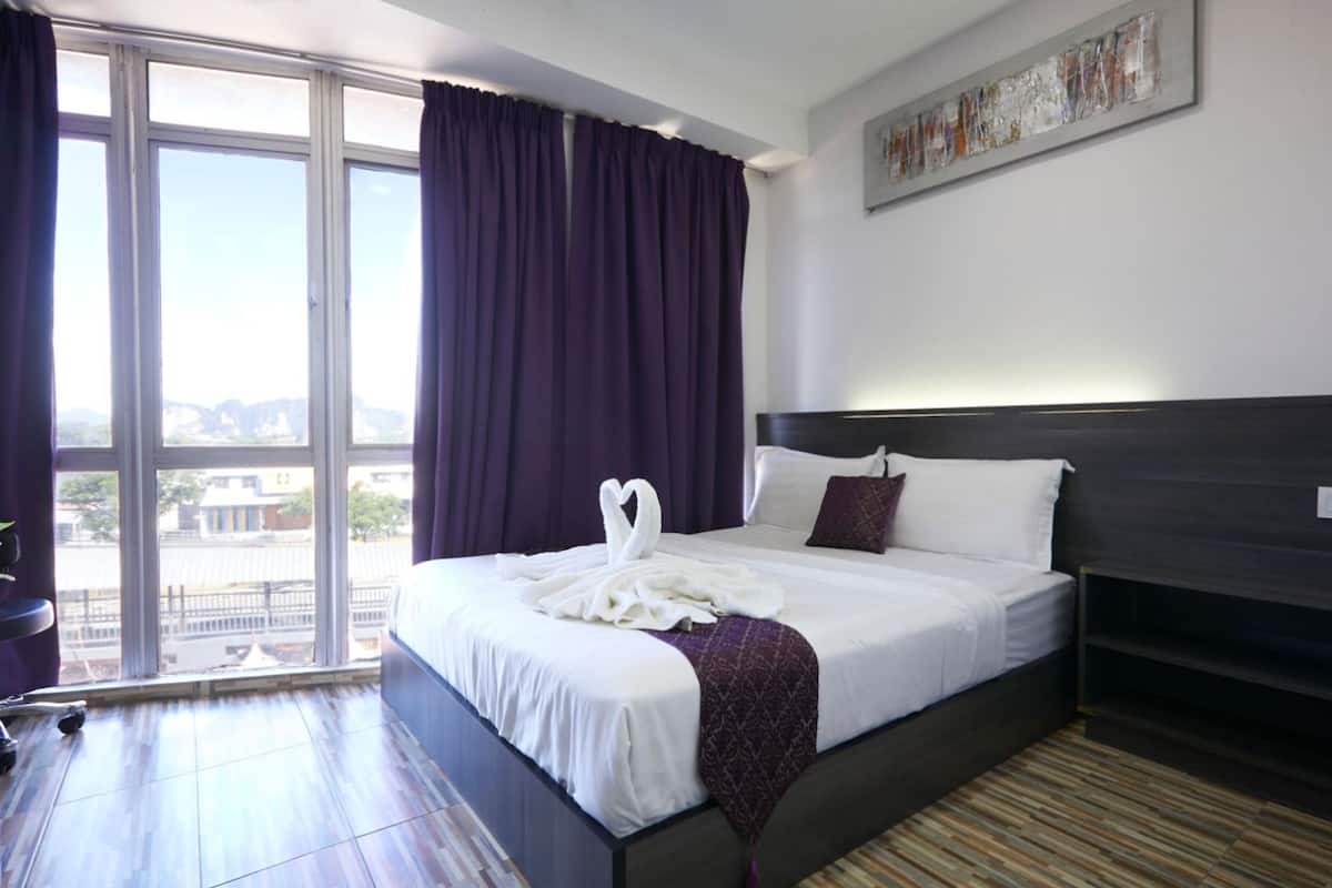 Deluxe Room (With View) | Meja, seterika/papan seterika, Wi-fi percuma, cadar katil