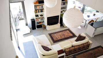 TV, fireplace, table tennis, stereo