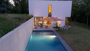 A modern house with a swimming pool, outdoor seating, and a well-maintained garden. - Holiday Home in Boissières with Private Pool (Boissieres)