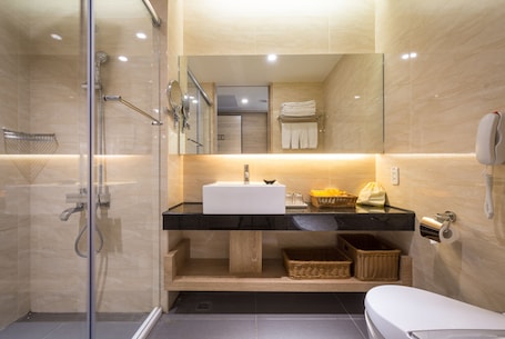 Shower, hair dryer, slippers, towels. Naruwan Galaxy Place