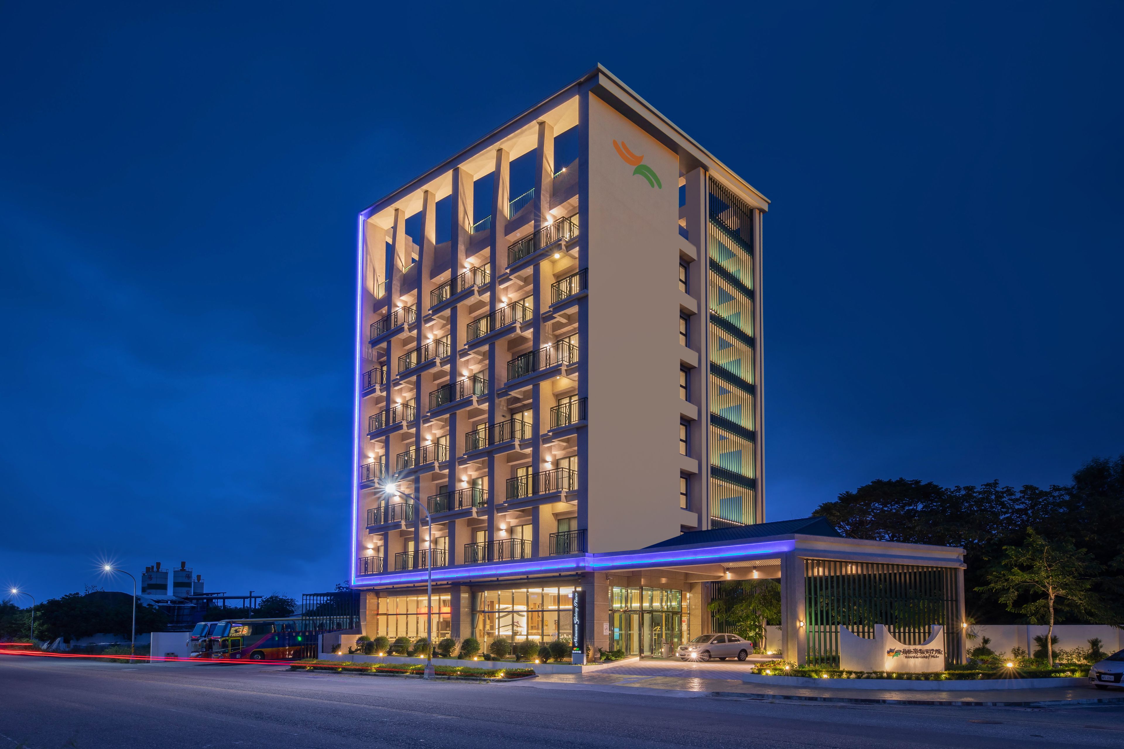 住宿正面 - 傍晚/夜晚