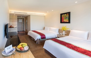 Minibar, odada kasa, masa, güneşlik/perde