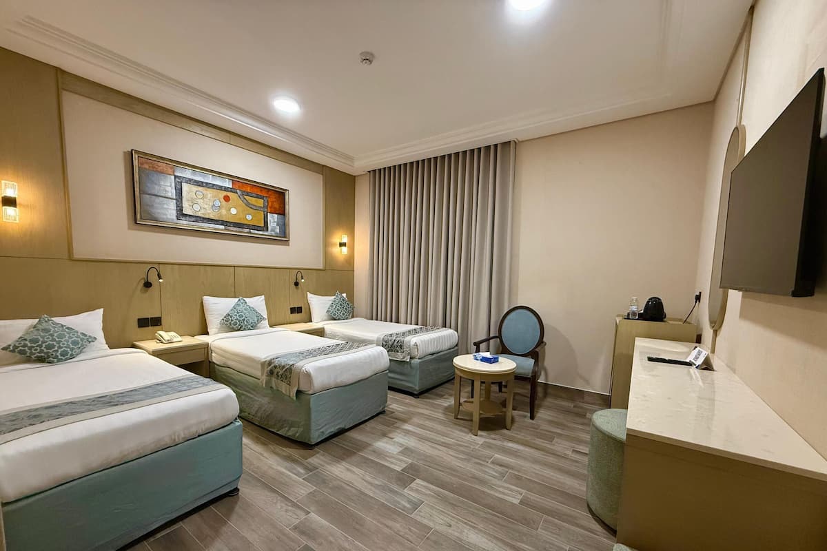 Triple Room | Peti besi dalam bilik, langsir/tirai gelap terus, kalis bunyi