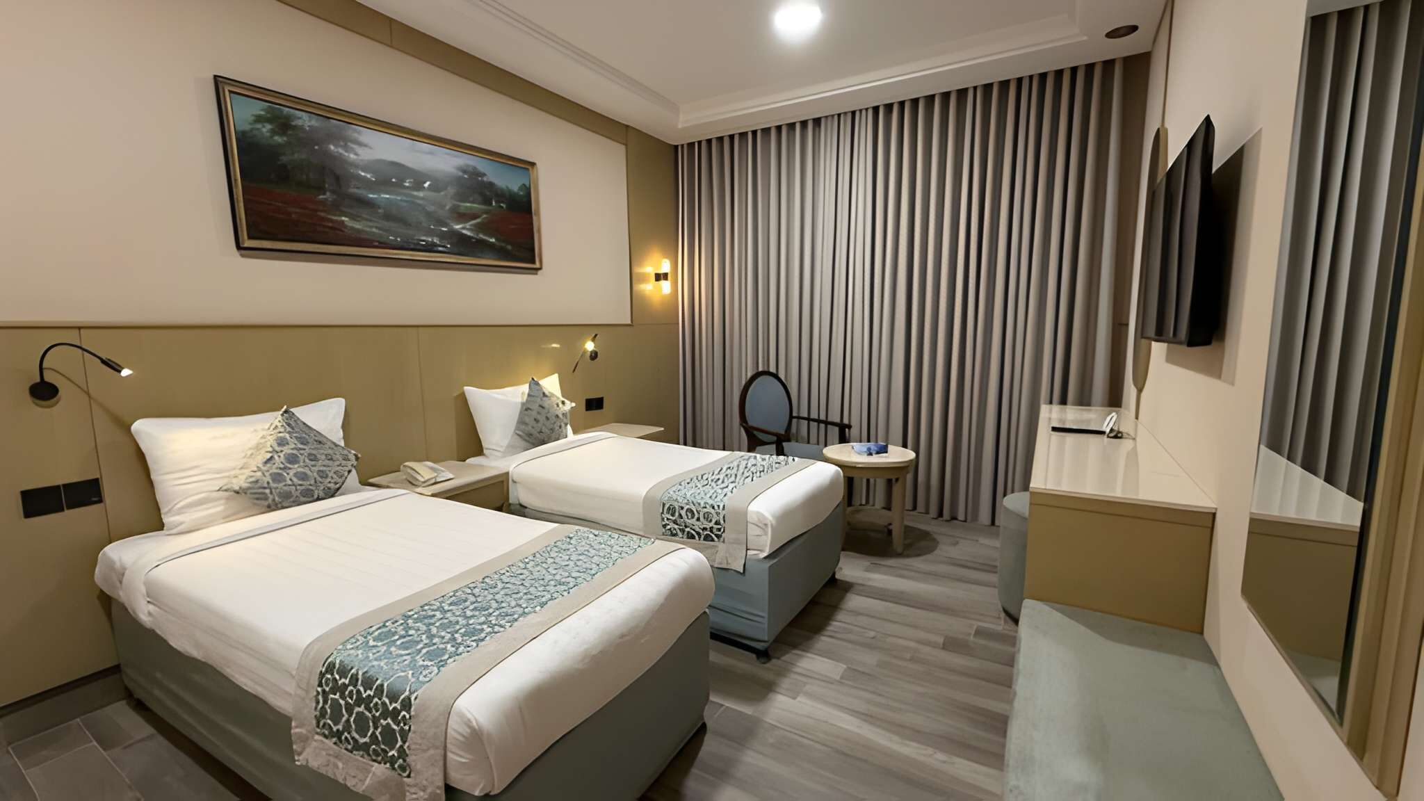 Quarto duplo | Cofres nos quartos, cortinas blackout, quartos à prova de som