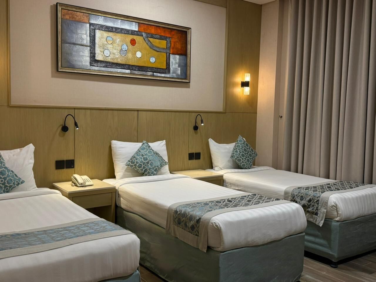 Quarto triplo | Cofres nos quartos, cortinas blackout, quartos à prova de som