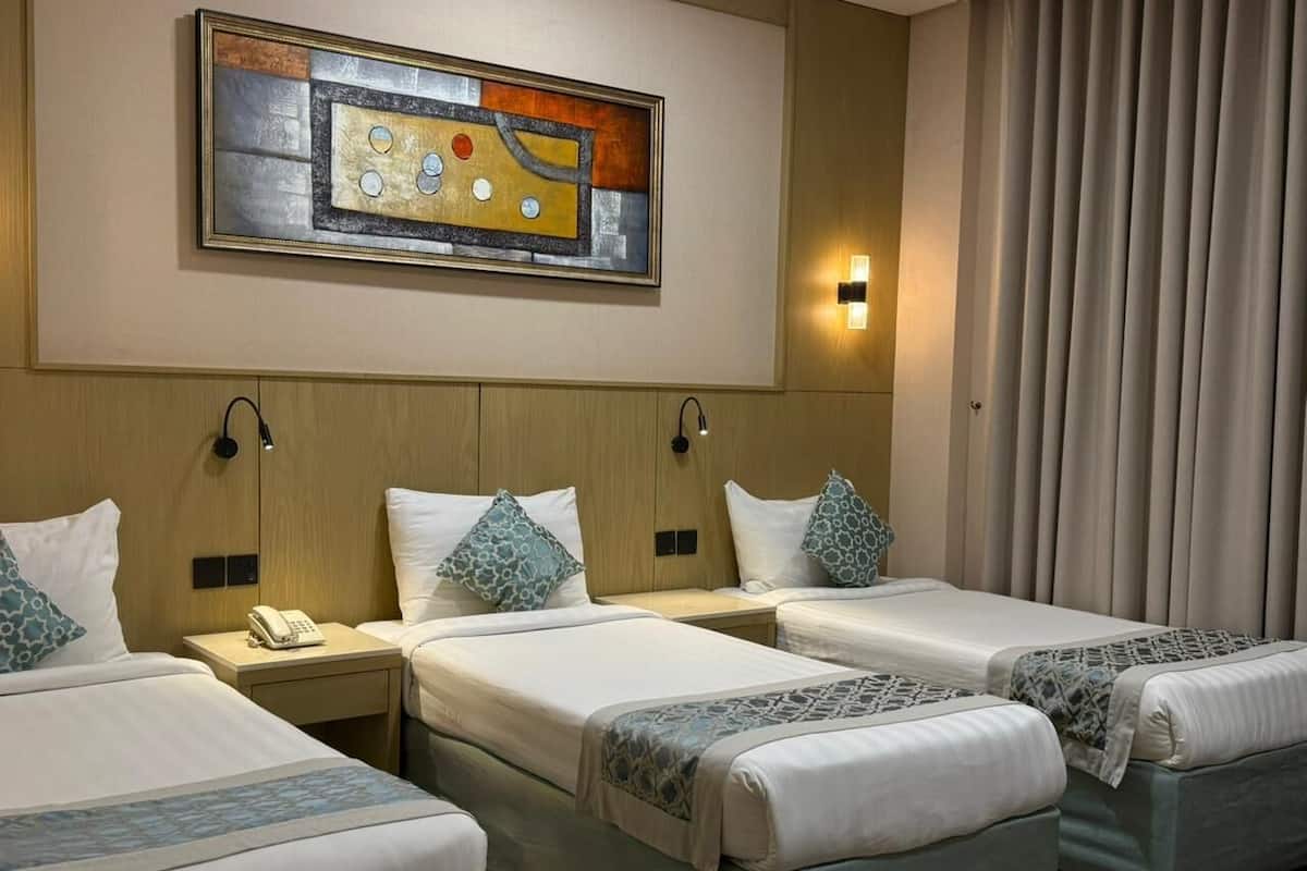 Quarto triplo | Cofres nos quartos, cortinas blackout, quartos à prova de som