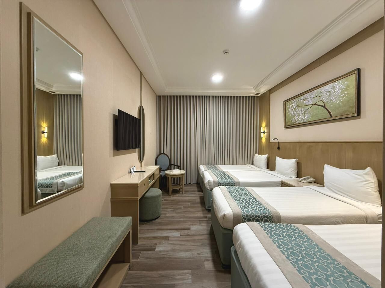 Quarto quádruplo | Cofres nos quartos, cortinas blackout, quartos à prova de som