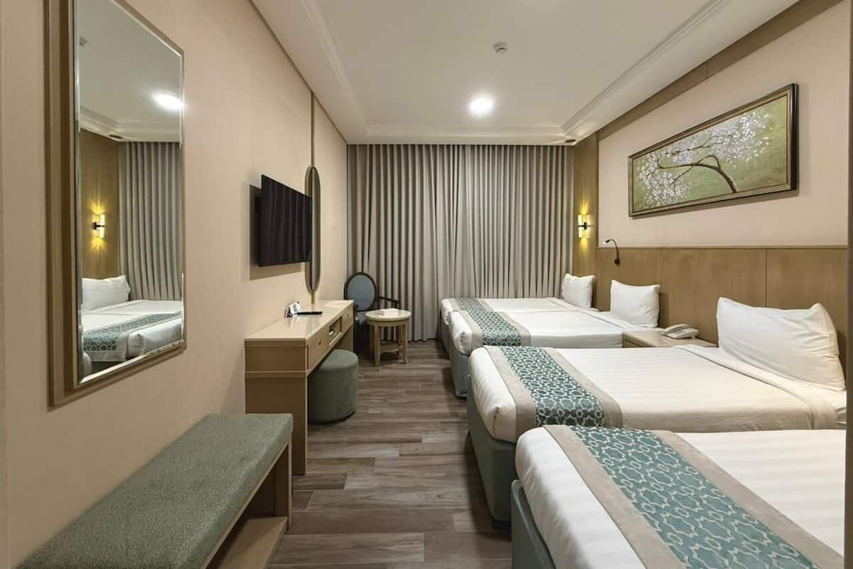 Quarto quádruplo | Cofres nos quartos, cortinas blackout, quartos à prova de som