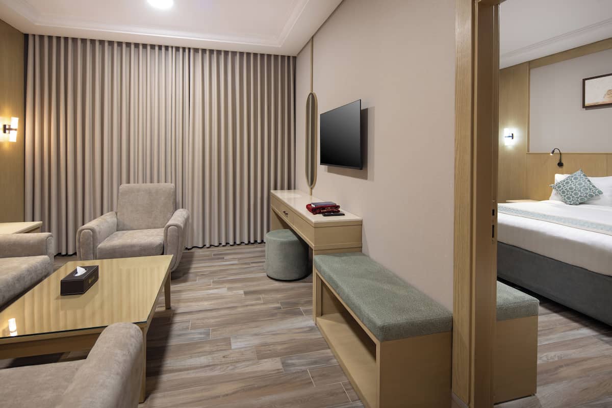 One Bedroom Suite for Two People | Tallelokero huoneessa, pimennysverhot, äänieristys, silitysrauta/-lauta