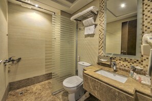 Pancuran mandi, kelengkapan dandanan diri percuma, pengering rambut 