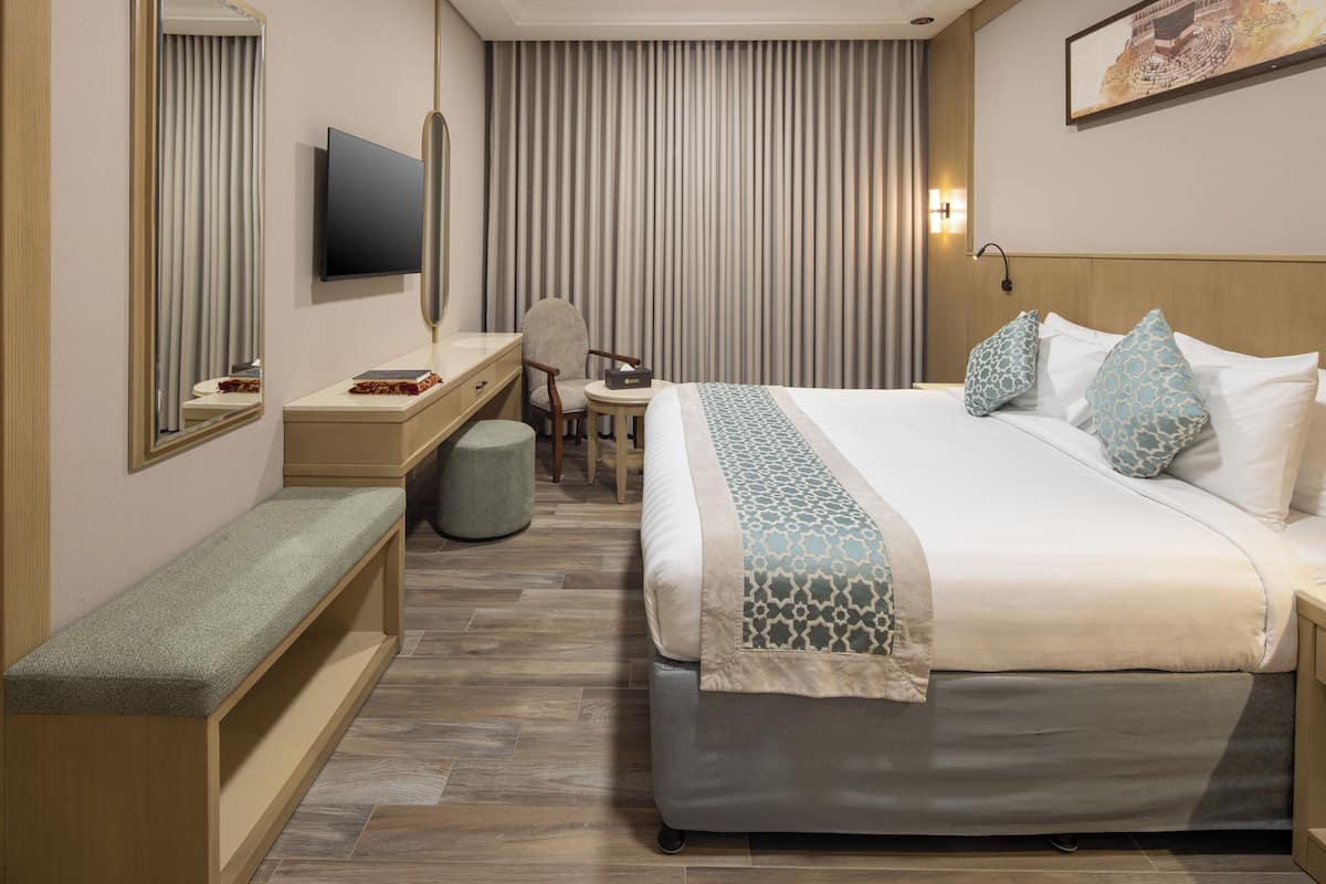 2 connected Bedrooms for 4 Adults | Tallelokero huoneessa, pimennysverhot, äänieristys, silitysrauta/-lauta