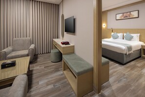One Bedroom Suite for Two People | Caja fuerte, cortinas opacas, sistema de insonorización