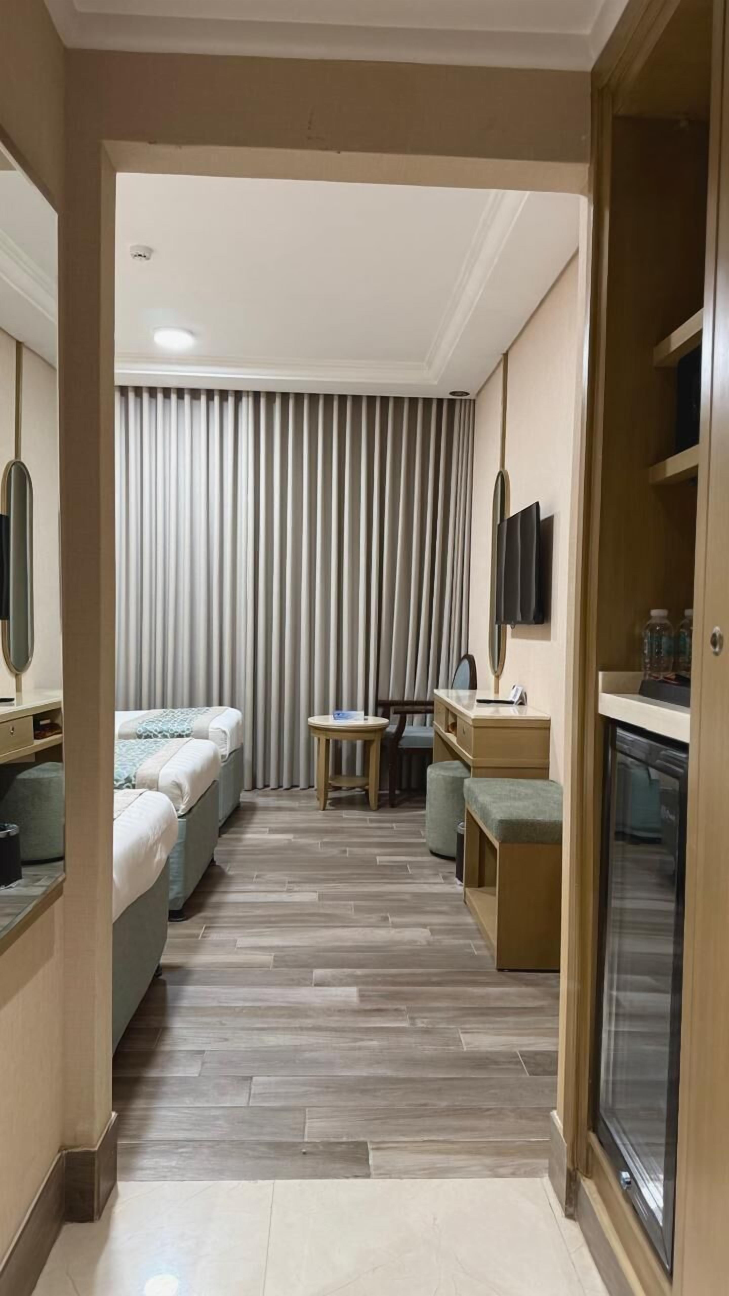 2 connected Bedrooms for 5 Adults | Cofres nos quartos, cortinas blackout, quartos à prova de som