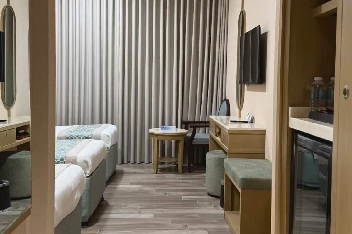 2 connected Bedrooms for 5 Adults | Cofres nos quartos, cortinas blackout, quartos à prova de som