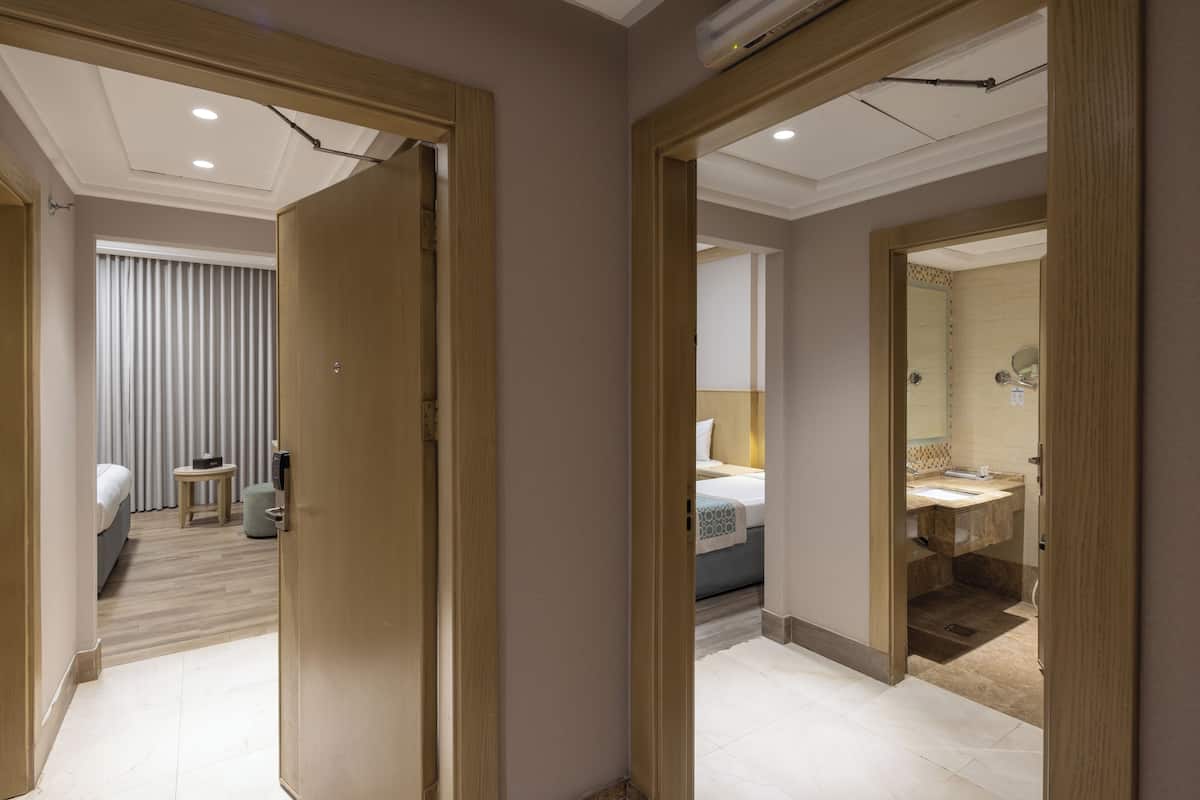 Caja de seguridad en la habitación y cortinas blackout