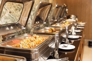 Una barra de buffet con diferentes alimentos y utensilios.