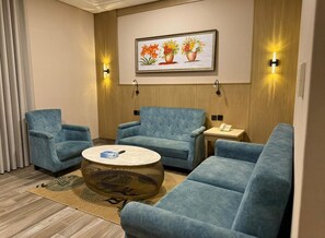 Suite 2 Bedrooms, 1 living room | Living area | TV