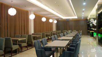 Breakfast, lunch, dinner served; Indonesian cuisine