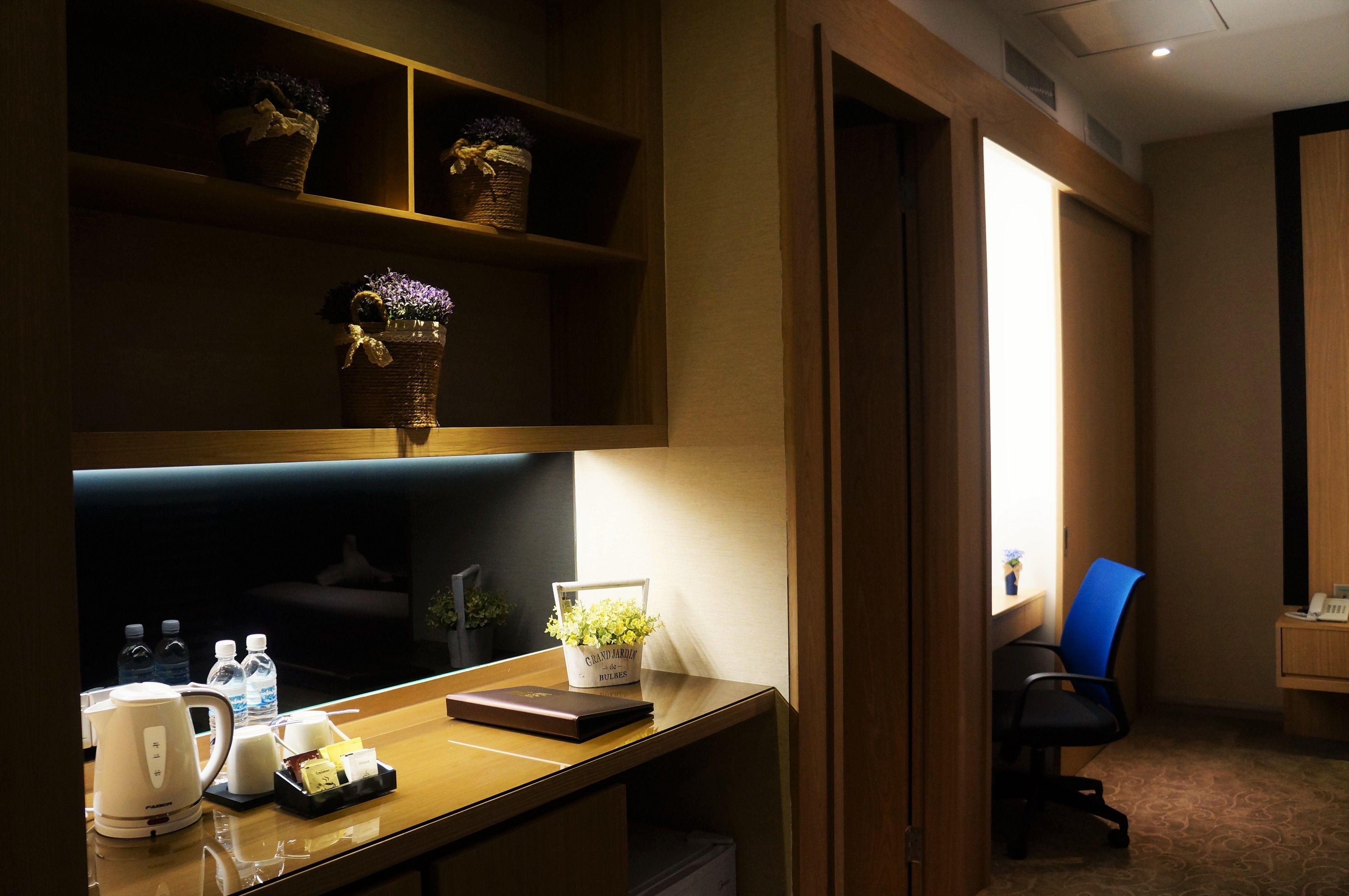 premier room, 1 king bed | living area | flat-screen tv