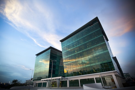 Fachada da propriedade. Greens Hotel & Suites