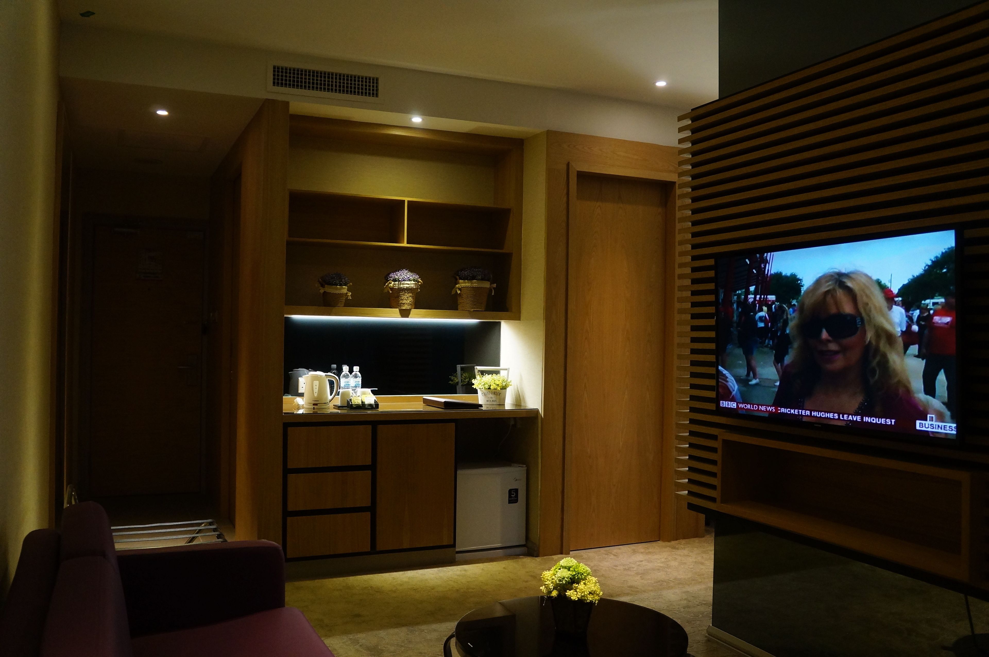 premier room, 1 king bed | living room | flat-screen tv