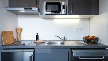 Estúdio premium | Cozinha privada | Geladeira, micro-ondas, cooktop, lava-louças