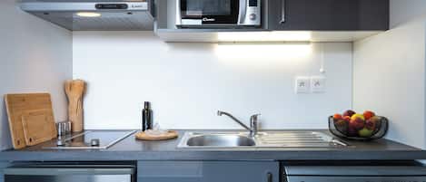 Estúdio premium | Cozinha privada | Geladeira, micro-ondas, cooktop, lava-louças