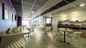 Tägliches kontinentales Frühstück (14 EUR pro Person)