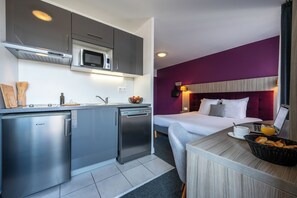 Premium Studio | Private kitchen | Fridge, microwave, stovetop, dishwasher