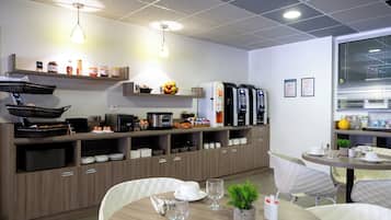 Daily continental breakfast (EUR 14 per person)