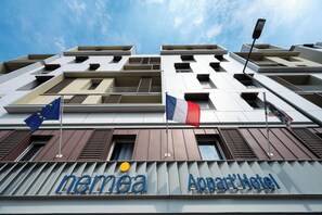 Vista frontal de la propiedad