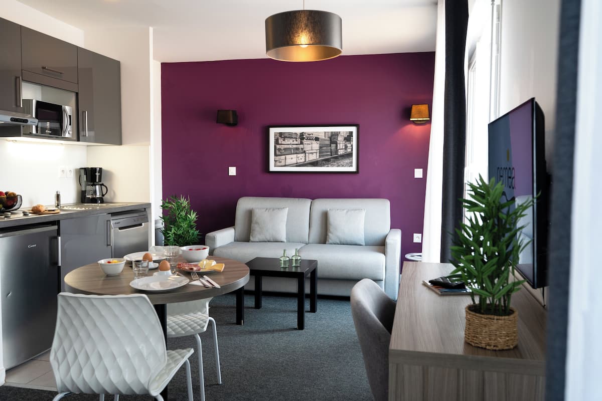 Apartment | Living area | Flat-screen TV