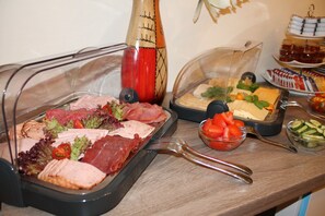 A buffet with various food items including meats, cheeses, and vegetables. - Le petit Palais – Hotel & Ferienapartments (Quedlinburg)