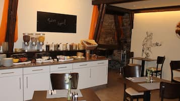 Tägliches Frühstücksbuffet gegen Gebühr