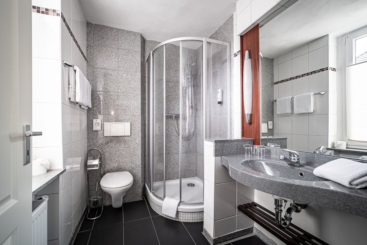 double room | bathroom | shower, hair dryer, towels