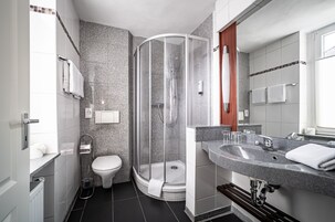 Doppelzimmer | Badezimmer | Dusche, Haartrockner, Handtücher