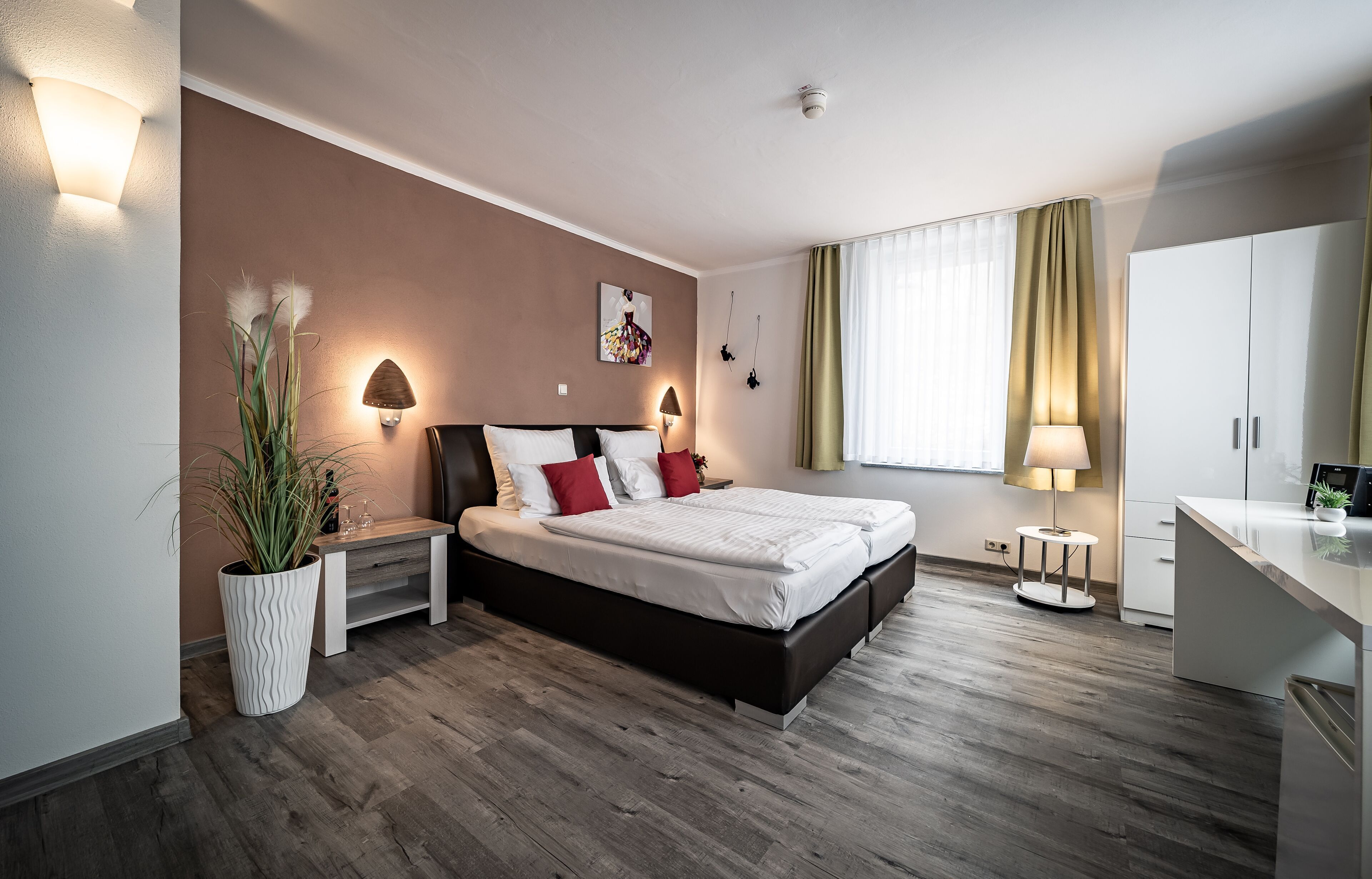 Hypo-allergenic bedding, in-room safe, free WiFi, bed sheets