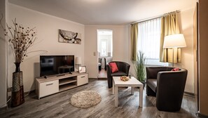 Economy Double Room | Living area | 82-cm flat-screen TV with digital channels, TV, MP3 dock - Le petit Palais – Hotel & Ferienapartments (Quedlinburg)
