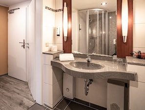 Chambre Double | Salle de bain | Douche, sèche-cheveux, serviettes fournies