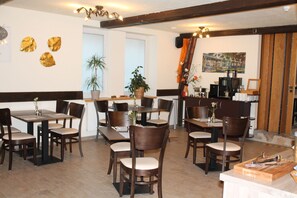 Petit déjeuner buffet servi tous les jours en supplément