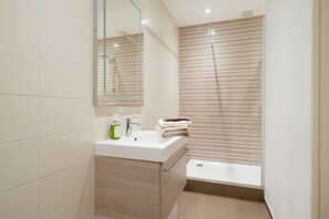 Combined shower/tub
