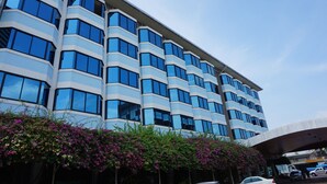 Un edificio moderno con varios pisos y grandes ventanales.