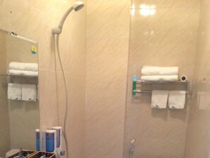 Shower, free toiletries, hair dryer, slippers - New Hotel III (Hanoi)
