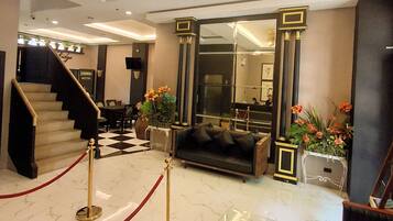 Coin salon dans le hall