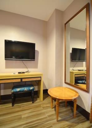 Standaard kamer | Een kluis op de kamer, een bureau, extra bedden, beddengoed