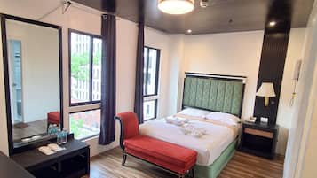 Standard Queen Room | Värdeförvaringsskåp på rummet, skrivbord, extrasängar och sängkläder