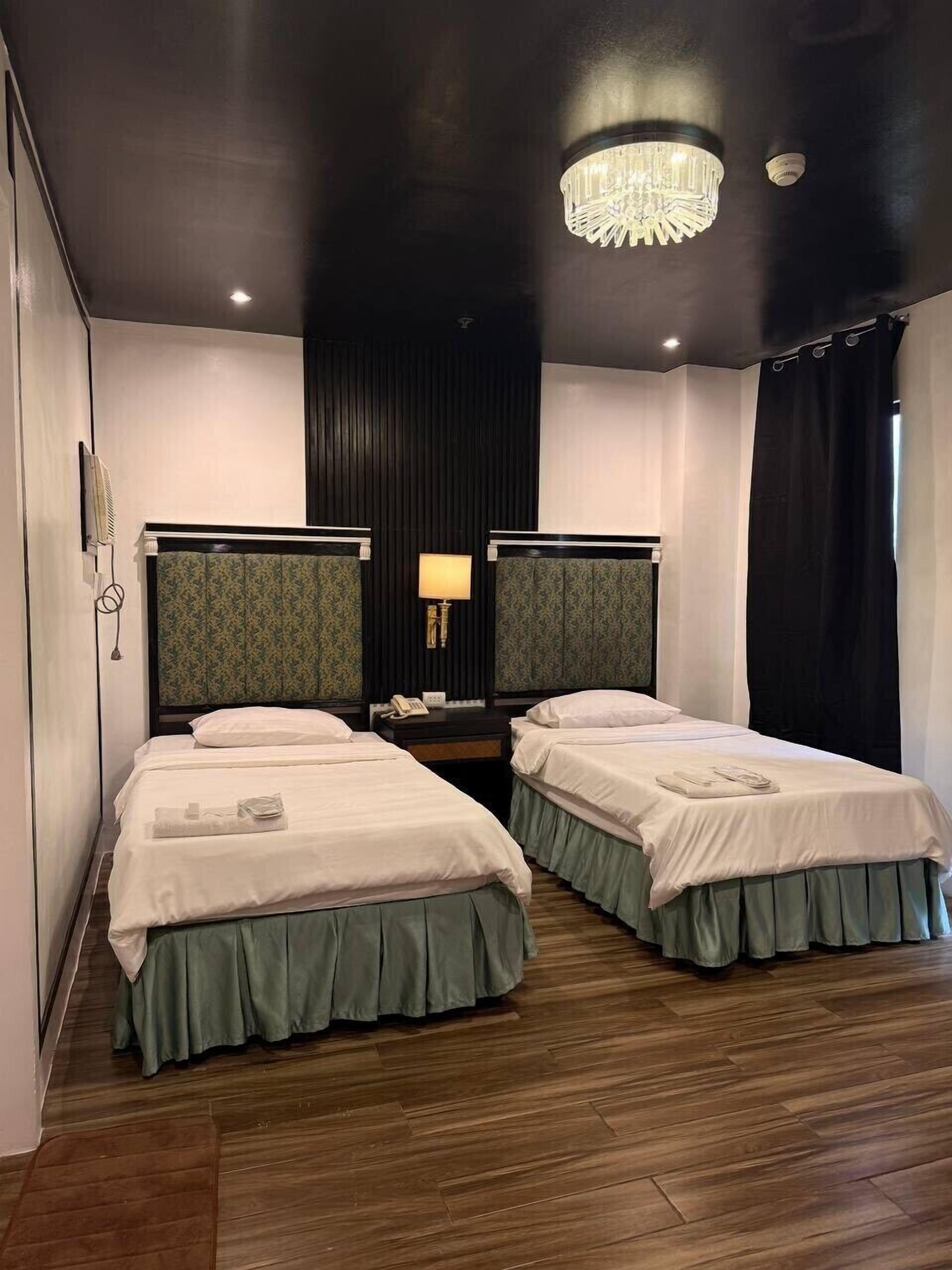 In-room safe, desk, rollaway beds, bed sheets