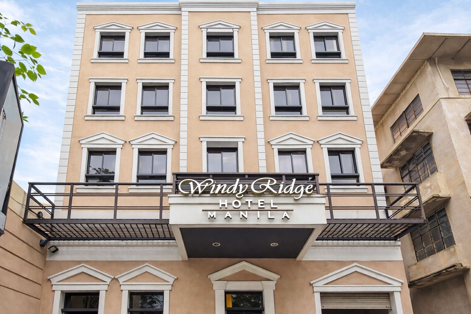 Vista frontal de la propiedad