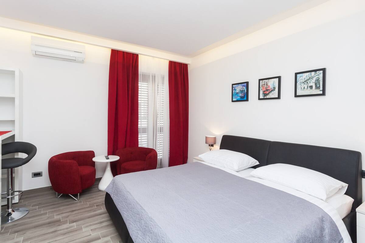 Standard Studio | WiFi (free), bed sheets