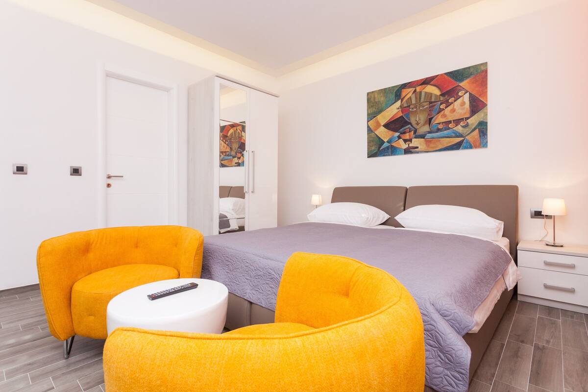 Studio | WiFi (free), bed sheets